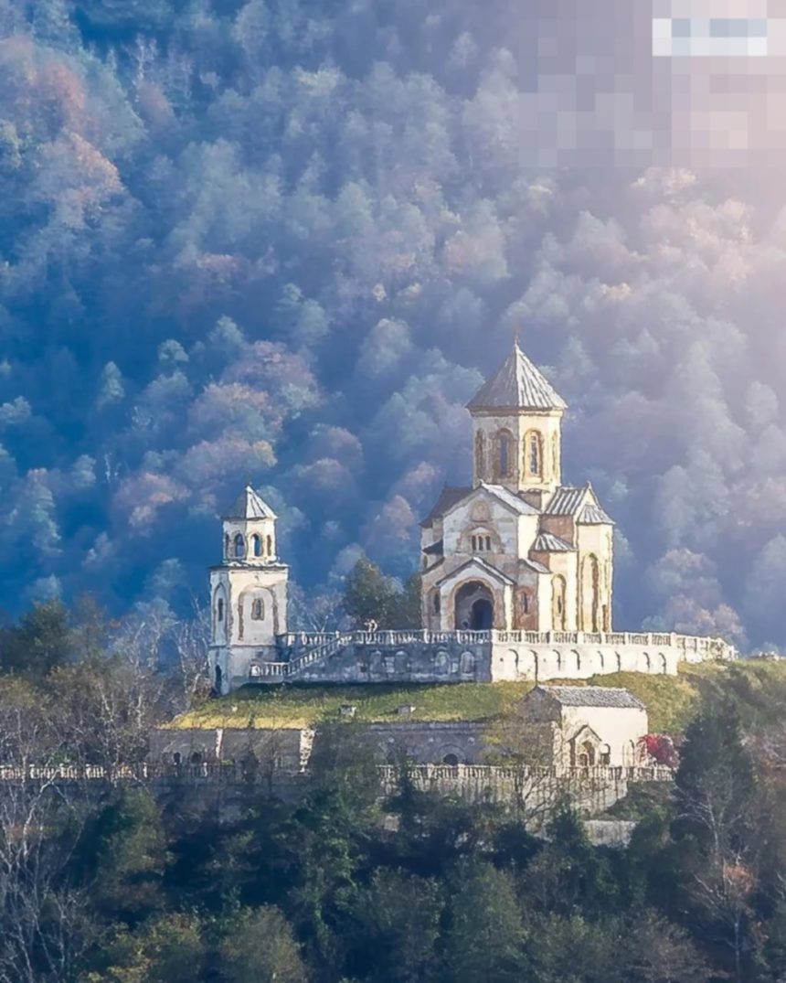მონასტერი ბუნებაში, მთების ფონზე — ბათუმი