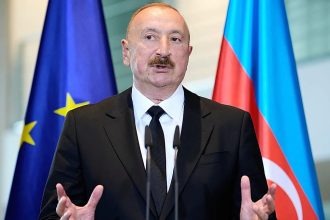 მოსალაპარაკებელი პირი, ფონზე დროშები — ბათუმი
