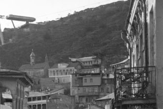 ავტომობილი დაეჯახა ქუთაისში — ბებია და შვილიშვილი დაშავდნენ