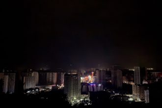 ბათუმის ქალაქის ღამის ხედვა, განათებული შენობები