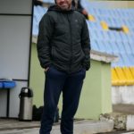 მამაკაცი სპორტულ ტანსაცმელში საფრანგეთის სოფლის მეურნეობის კანონი: პესტიციდების საკითხი