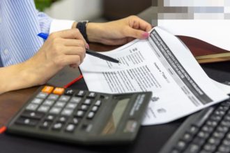 ბუღალტერიის დოკუმენტი და კალკულატორი, ბათუმი