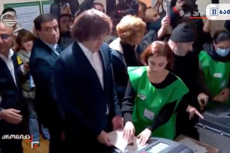 საქართველოს პარლამენტის შენობა და არჩევნების სიმბოლური გამოსახულება