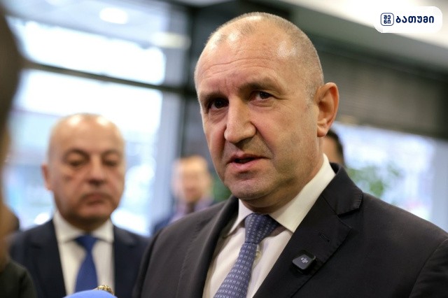 ბრიუსელი აკვირდება რადევს — ევროკავშირისა და ბულგარეთის დროშები