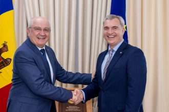 მოლდოვის მთავრობის შენობა და პრეზიდენტი მაია სანდუ