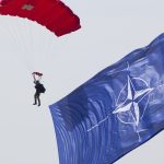 პარაშუტით დაშვება და NATO-ს დროშა კვარცის მოპოვება აშშ-ში: ტექნოლოგიური ინდუსტრიის საფუძველი