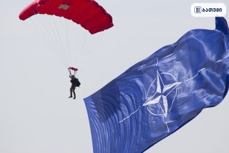 პარაშუტით დაშვება და NATO-ს დროშა ნატო და ტრამპი: საერთაშორისო ურთიერთობები