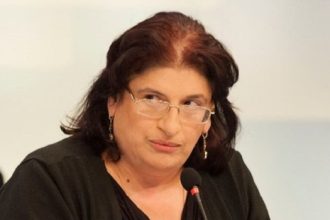 მოსაუბრე მიკროფონთან, ღონისძიება ბათუმში