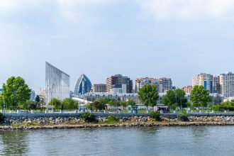 ბათუმის პანორამული ხედი შავი ზღვის სანაპიროდან
