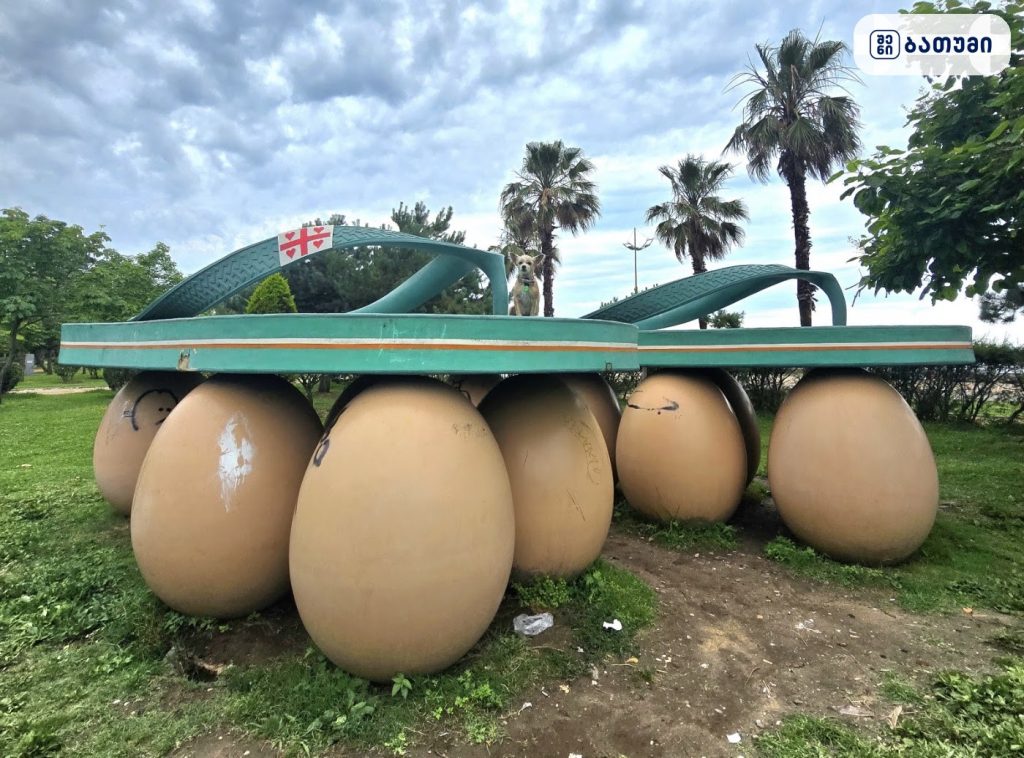 “Flip-flops on eggs” ბათუმში — ღირსშესანიშნაობა, მისამართი, ფასები