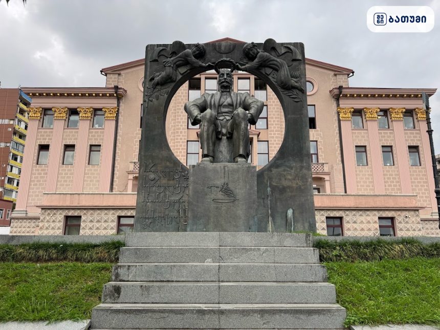 Ilia Chavchavadze statue Ilia Chavchavadze statue ბათუმში — ღირსშესანიშნაობა, მისამართი, ფასები | შენი ბათუმი