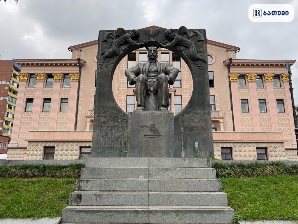 Ilia Chavchavadze statue ბათუმში — ღირსშესანიშნაობა, მისამართი, ფასები