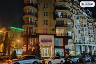 მოდერნული შენობა ბათუმში ღამის განათებით