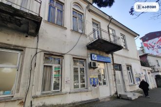 ძველი შენობა და აივანი, ბათუმი