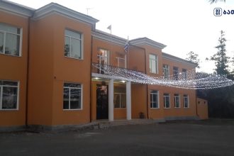 შენობა განათებული დეკორაციით Batumi №28 Public School ბათუმში — საჯარო სკოლა, მისამართი, ფასები | შენი ბათუმი