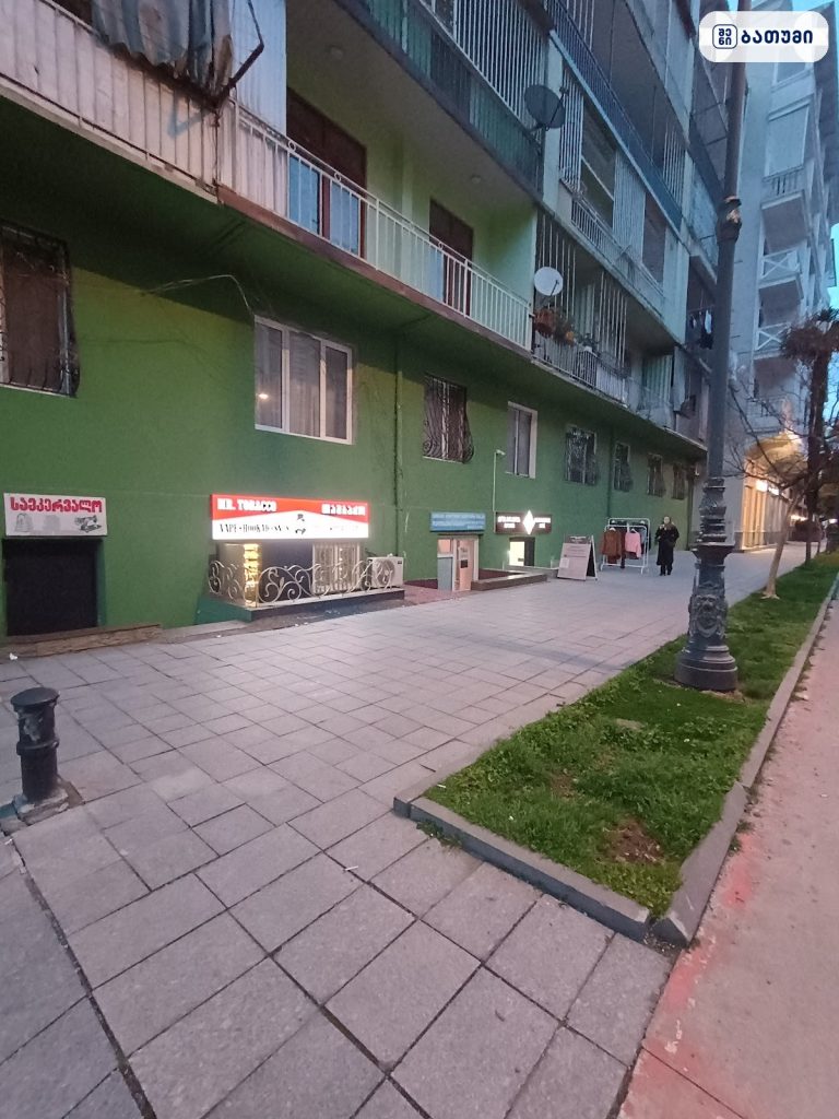 ბათუმის ქუჩაზე მდებარე შენობა და ვიტრინები