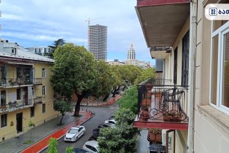 ბათუმის ქუჩის ხედი, მშენებლობა და ხეები