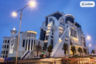 მოდერნისტული შენობა ბათუმში The Grand Gloria Hotel ბათუმში — სასტუმრო, მისამართი, ფასები | შენი ბათუმი