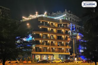სასტუმროს შენობა ღამით, განათებული ბათუმი