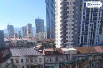 ქალაქ ბათუმის ქუჩის ხედი, შენობები და მანქანები