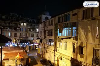 ბათუმის ღამის ხედვა, შენობები და ბავშვთა მოედანი