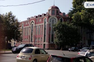 შენობა ქალაქ ბათუმში, ქუჩის ხედით