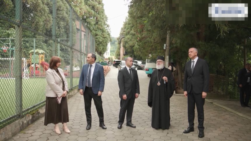 ხალხი საუბრის დროს, ბათუმი