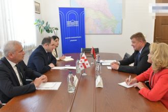 მთავრობის წარმომადგენლები შეხვედრაზე, ბათუმი