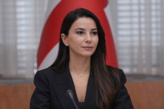 ქალი სერიოზულ გარემოში, ბათუმი