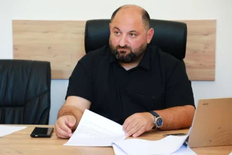 კაცი დოკუმენტებით, ოფისში — ბათუმი