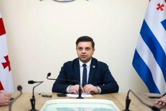 პრესკონფერენცია, მამაკაცი მიკროფონით, ბათუმი