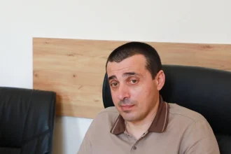 კაცი სხედა მაგიდასთან, ტელეფონი ხელში — ბათუმი