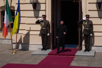 პრეზიდენტი გამოსვლისას, სამხედრო პატრული — ბათუმი