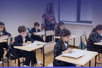 ბავშვები კლასში წიგნებით, ბათუმი