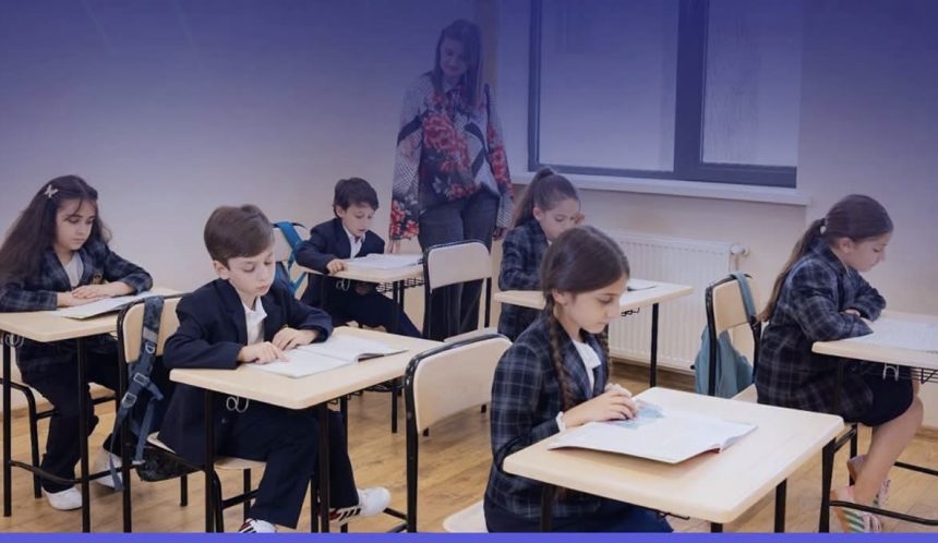 კლასში ბავშვები სწავლობენ სასკოლო ფორმის ღირებულება: განათლების სამინისტროს გადაწყვეტილება