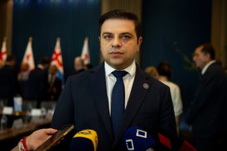 პოლიტიკოსი მედიასთან საუბრისას, ბათუმი
