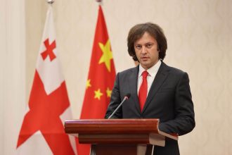 პრეზენტაცია საქართველოს და ჩინეთის დროშების ფონზე — ბათუმი