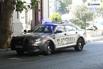 პოლიციის მანქანა თბილისის ქუჩაში ღამით