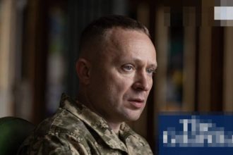 მხედრობითი პირი, რომელიც კამერას უყურებს — ბათუმი