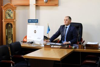 მამაკაცი ოფისში კომპიუტერთან, ბათუმი