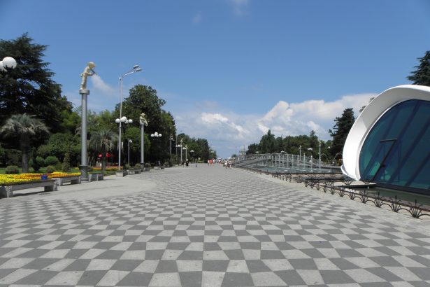 ბათუმის ბულვარი, მზიანი დღე — ბათუმი
