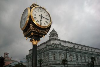 ევროპის მოედანი, საათი და შენობა — ბათუმი.