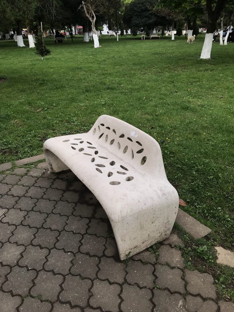 პარკის სკამი ბათუმში 6 მაისის პარკი — Batumi–bench–beautiful-near-6may-par | შენი ბათუმი | შენი ბათუმი