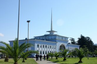 ისტორიული შენობა ბათუმში, მზე და პალმები