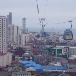 არგოს საბაგიროს კაბინა ბათუმის შენობების ფონზე