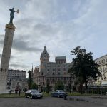 მედეას ძეგლი და ასტრონომიული საათის შენობა ბათუმის ევროპის მოედანზე