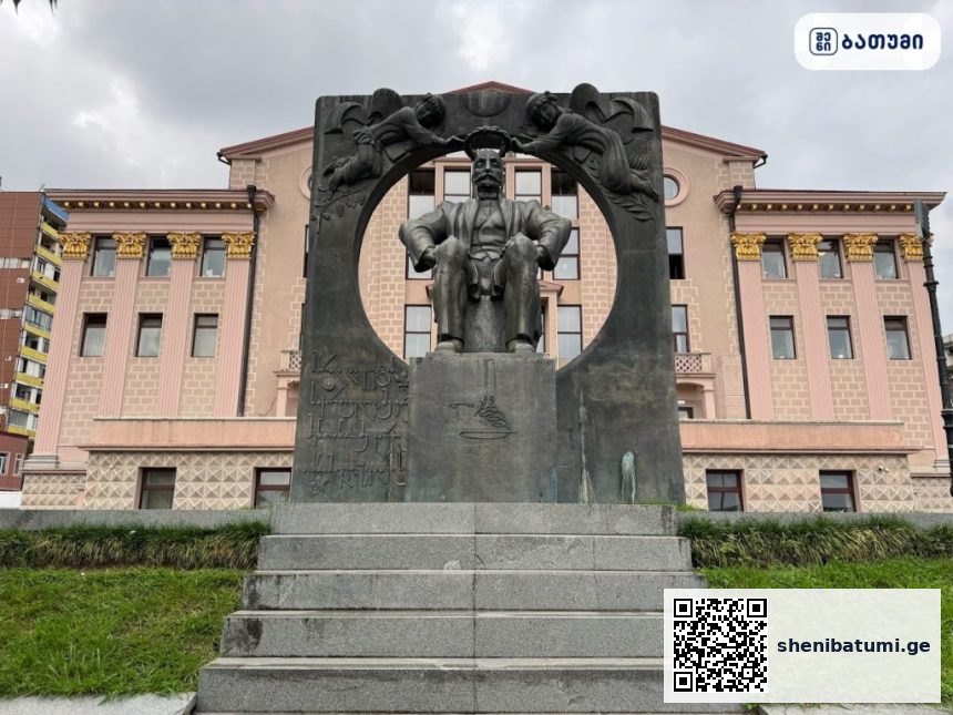 Ilia Chavchavadze statue ბათუმში — ღირსშესანიშნაობა, მისამართი, ფასები | შენი ბათუმი