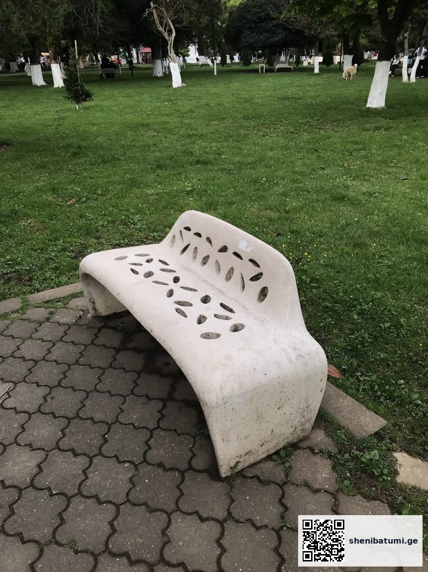 პარკის სკამი ბათუმში 6 მაისის პარკი — Batumi–bench–beautiful-near-6may-par | შენი ბათუმი | შენი ბათუმი