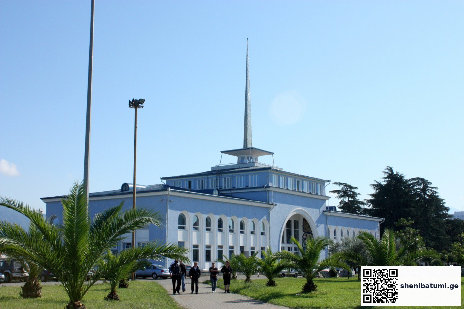 ისტორიული შენობა ბათუმში, მზე და პალმები